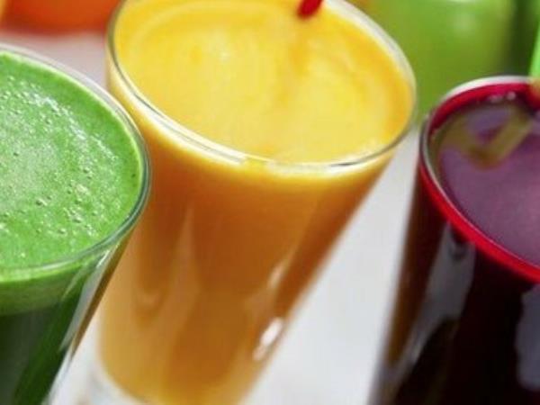 Pet napitkov iz blenderja, ki se kosajo s prehranskimi dopolnili