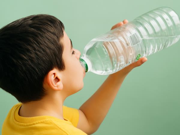 Ali smemo v plastenke dolivati vodo?