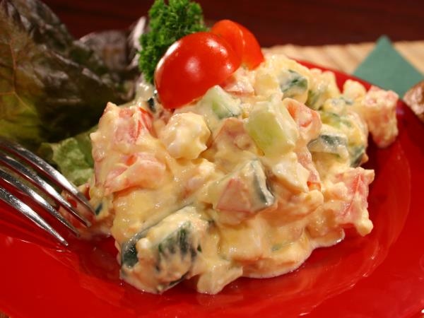 Poletna solata, ki je tudi kosilo: recept z jajci, sirom in svežo zelenjavo, ki vas bo navdušil