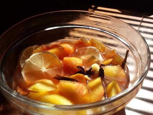 Osvežilna solata iz breskev