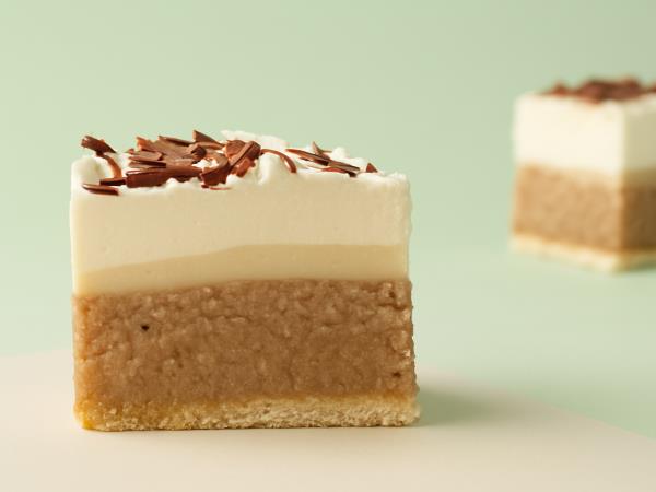 Torta brez pečice, ki jo naredite v pol ure: plazma keksi, sadje in puding se združijo v poletno mojstrovino