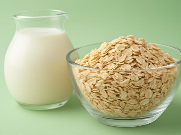 Zakaj je ovseno mleko čez noč postalo priljubljeno