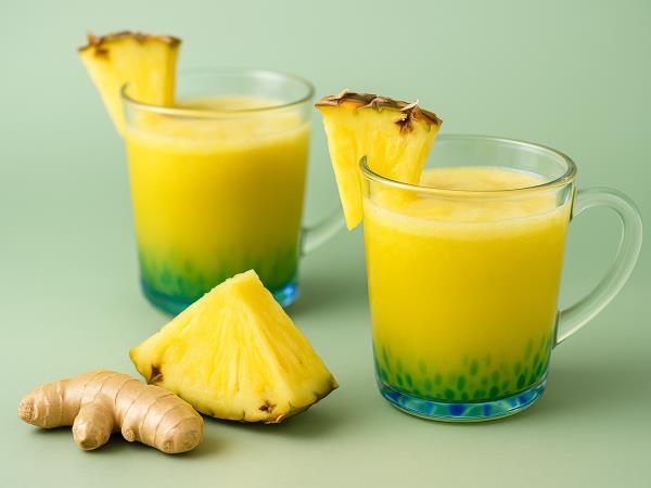 Dva superživila v enem kozarcu: zakaj ingver in ananas skupaj naredita več, kot si mislite