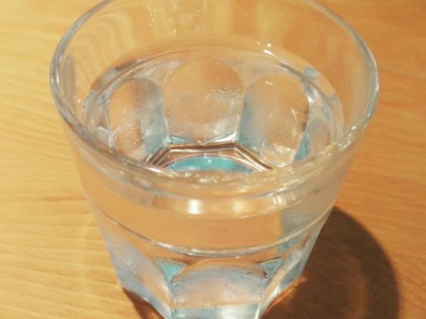 Napitek iz limone in himalajske soli, ki ga pripravite v minuti