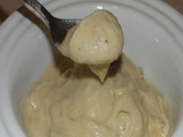 Tri sestavine, ki pomirijo grlo: zakaj pikasta banana ni le sadež, ampak domača lekarna v lupini