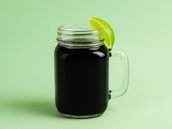 Zakaj je limonada, črna kot noč, postala svetovna senzacija?