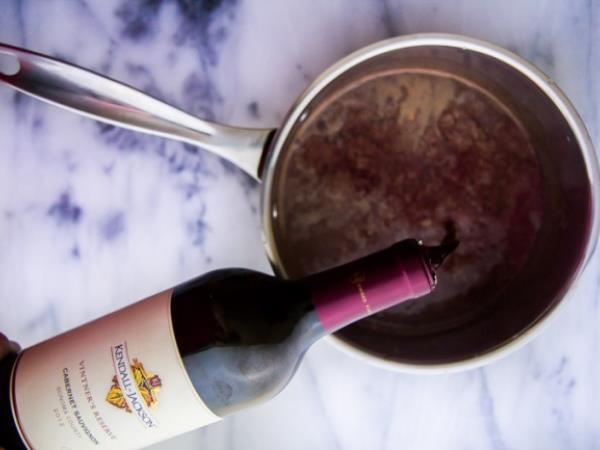 Najboljši napitek te zime: čokoladno vino