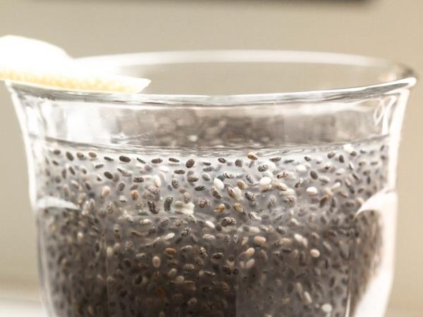 Preprost jutranjikoktajl iz chia semen, limone in medu: naravni zaveznik pri obvladovanju apetita