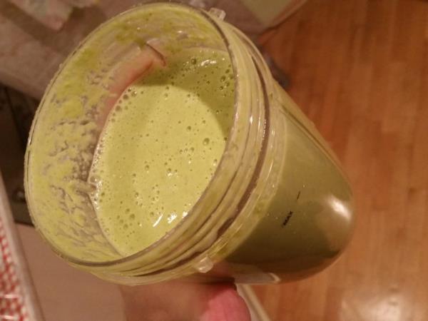 Zdrava zelena večerja iz kozarca