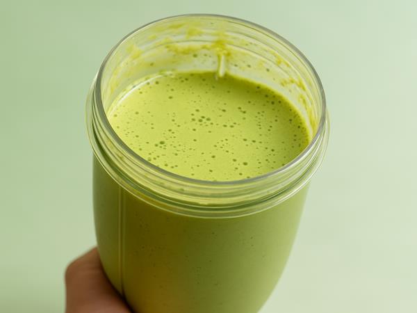 Zdrava zelena večerja iz kozarca