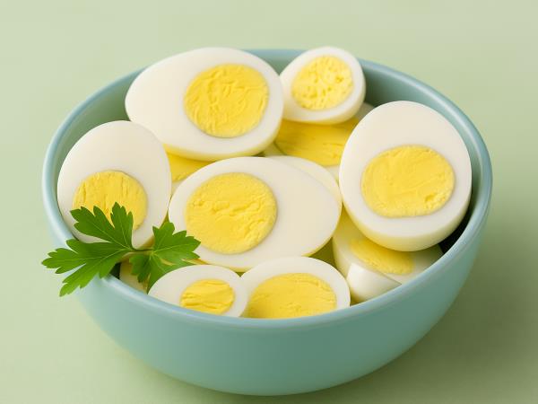 Jajca, peteršilj in jabolko: preprost zajtrk, ki ga nutricionisti priporočajo za manj napihnjenosti