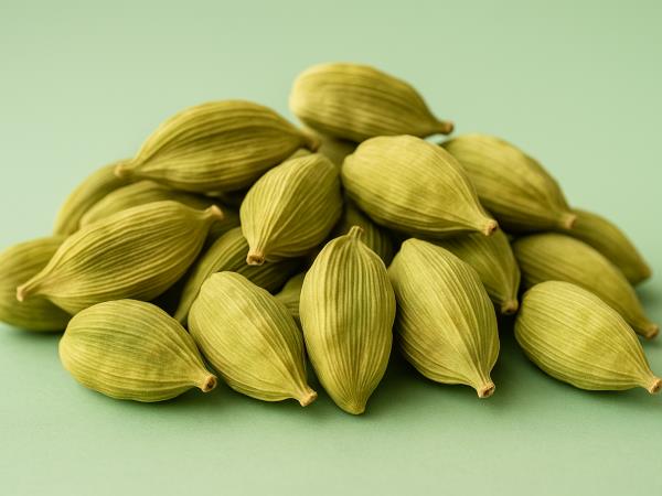 5 koristi kardamoma, ki bi jih moral vsak poznati + bonus recept