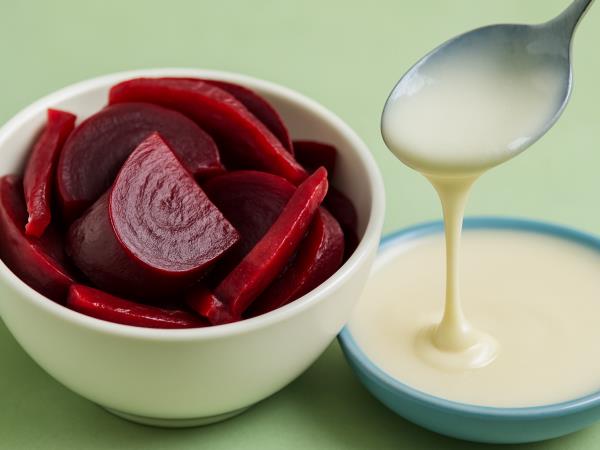 Rdeča pesa in kefir: stari babičin recept, ki mu znanost danes pravi – ne čisto brez razloga