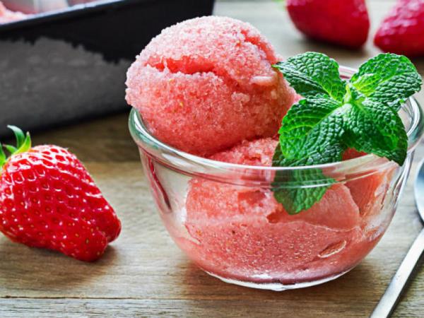 Kremasti jagodni sorbet z le dvema sestavinama: sladica, ki razvaja brez slabe vesti