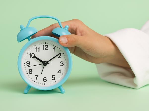 Zakaj vas jutranja kava (in še 6 navad) morda skrivaj sabotira – in kako to spremeniti