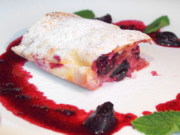 Češnjev zavitek s kokosovim sladkorjem in omako iz ingverja