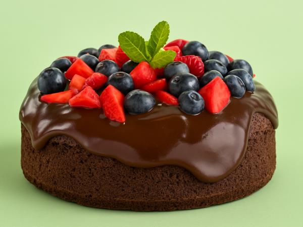 Božanska oreo torta z jagodami in čokolado