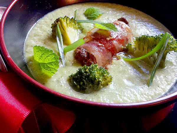 LCHF enolončnica iz brokulija, zelene in jetrci ovitimi v slanino