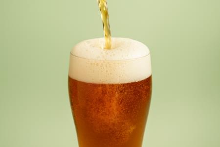 Zakaj bi tudi ženske morale piti pivo in jesti arašide
