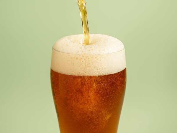 Zakaj bi tudi ženske morale piti pivo in jesti arašide