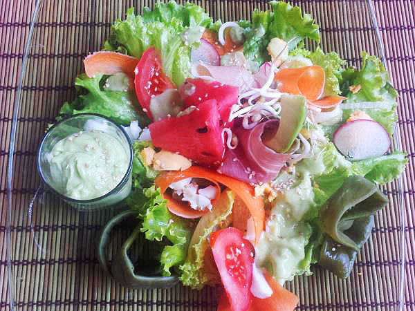 Solatna posteljica z avokadovim prelivom