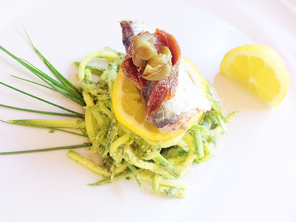 Bučke kot špageti s pestom iz čemaža: vrtna poletna jed, ki vas bo presenetila