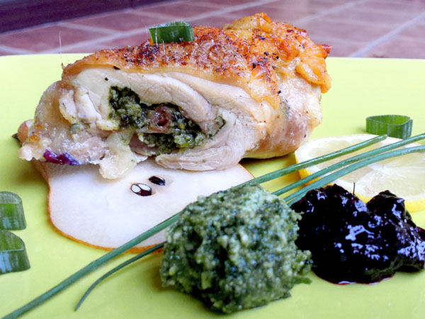 Piščanec polnjen z čemaževim pestom in mocarelo