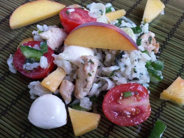 Osvežilna solata z zeliščnim rižem in breskvami