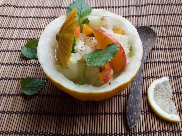 Osvežilna solata v medeni meloni