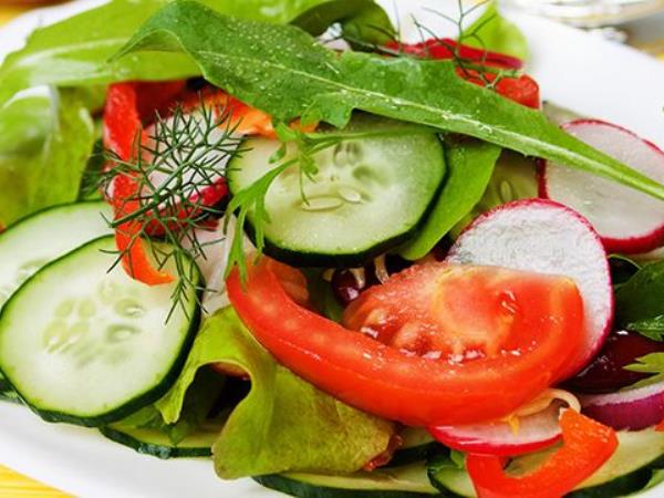 Zakaj nutricionisti opozarjajo pred klasično poletno solato s paradižnikom in kumarami – in kaj o tem pravi znanost