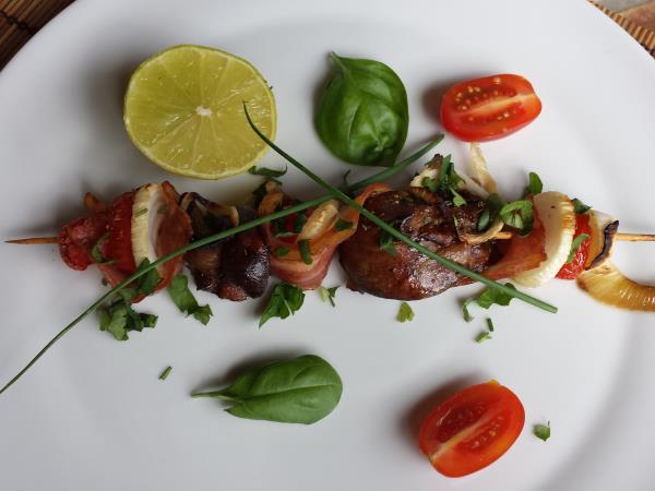 Ražnjič z mariniranimi piščančjimi  jetrci