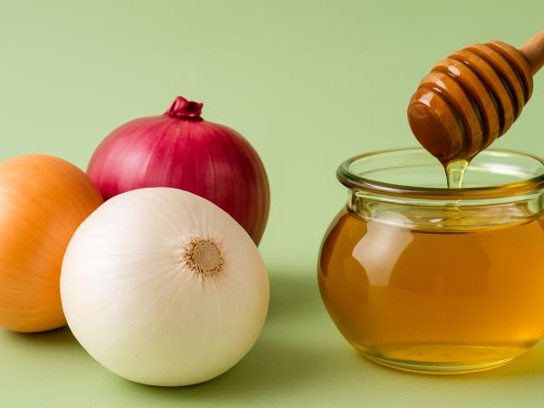 Tri sestavine iz vaše kuhinje, ki jim pripisujejo moč za urejanje krvnega tlaka – recept iz čebule, medu in vodke