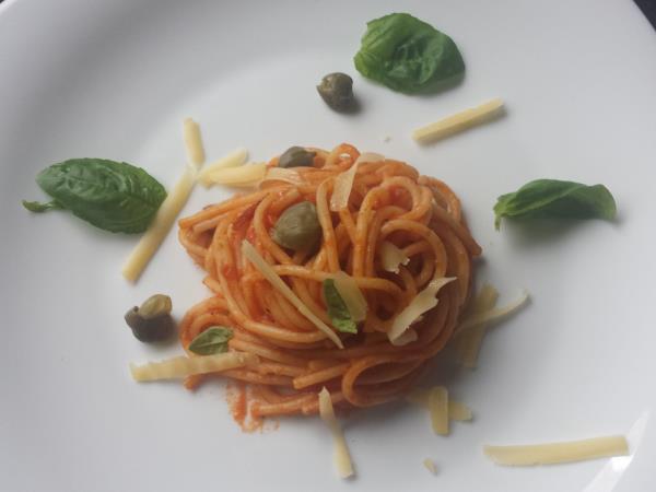 Milanski špageti z vloženim posušenim paradižnikom