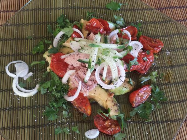 Osvežilna solata s pečenim paradižnikom, avokadom in tuno