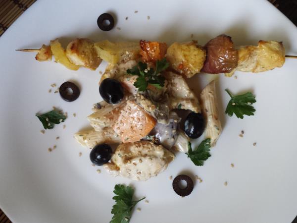 Sadno mesna poletna solata