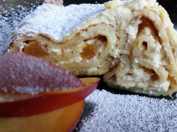 Palačinke s skuto in breskvamai