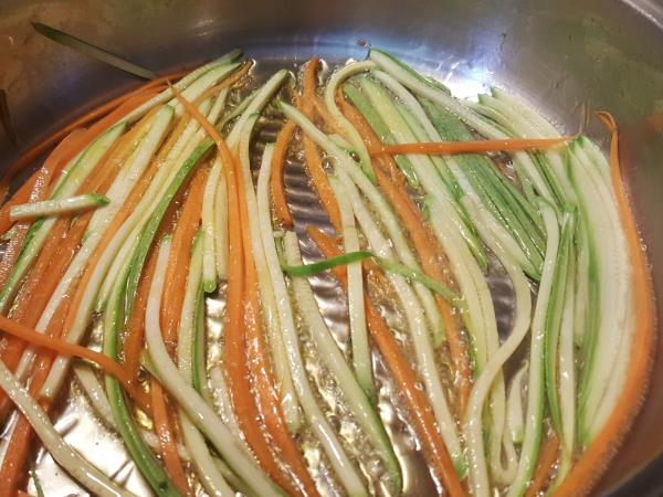 Ko vročina vzame apetit, peresniki ga vrnejo: testeninska solata z bučko in korenčkom