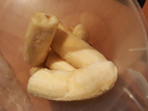 Bananin sladoled brez sladkorja: trik z zamrzovalnikom in paličnim mešalnikom, ki vas bo presenetil
