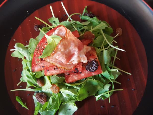 Rukola s paradižnikom in rozinami