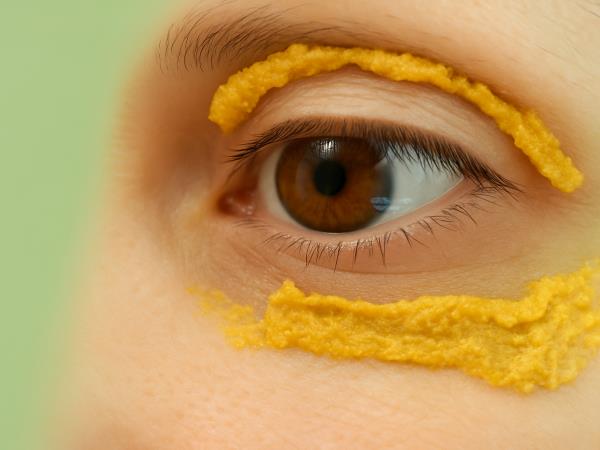 Kurkuma namazana okoli oči?!