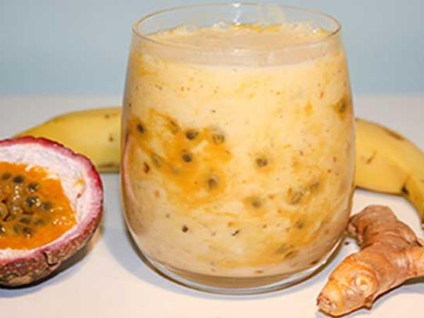 Tri sestavine, en smuti: zakaj pasijonka, banana in kurkuma skupaj naredijo tako močan napitek?