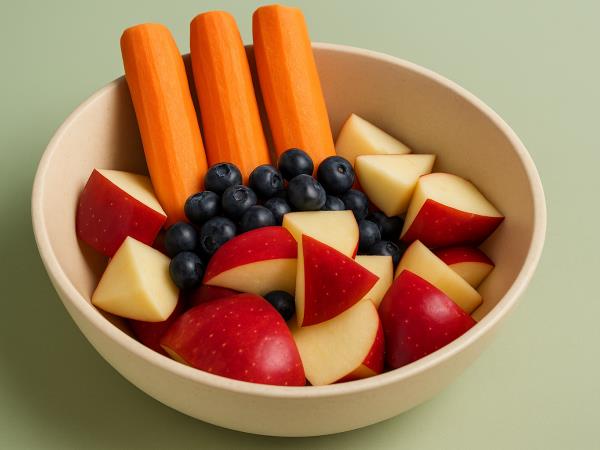 Tri sestavine, en smoothie: zakaj nutricionisti prisegajo na to jutranjo kombinacijo borovnic, korenja in jabolka