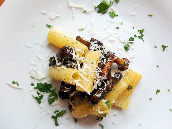 Popečene gobe s testeninami in kajmakom