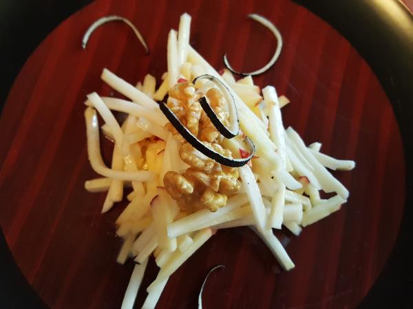 Črna redkev z jabolko