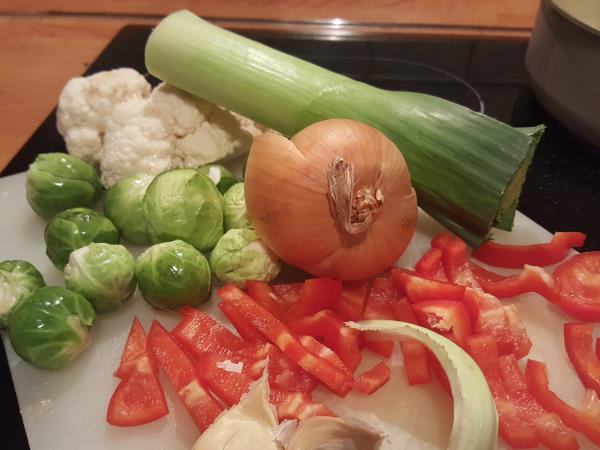 Juha, ki pomiri razburjen želodec: recept z ingverjem, brstičnim ohrovtom in skrivnim kisnim trikom