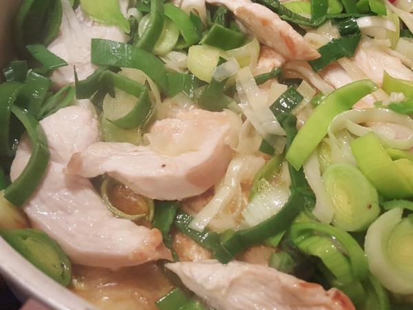 Juha, ki pomiri razburjen želodec: recept z ingverjem, brstičnim ohrovtom in skrivnim kisnim trikom