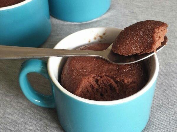 Ko vas preseneti obisk, pripravite čokoladno torto brez sladkorja in moke