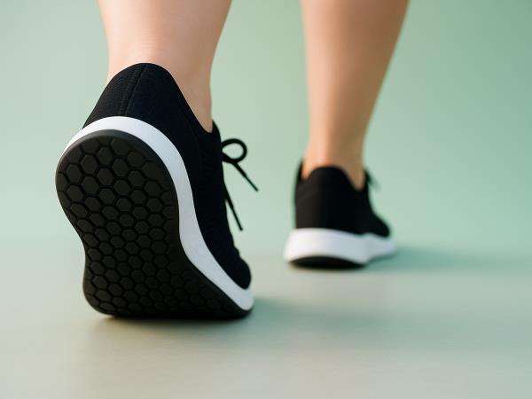 Koronavirusi so 4-krat bolj nevarni za tiste, ki hodijo ...