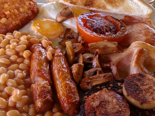 7 živil, ki jih ne bi smeli jesti za zajtrk – eno od njih pijemo skoraj vsi