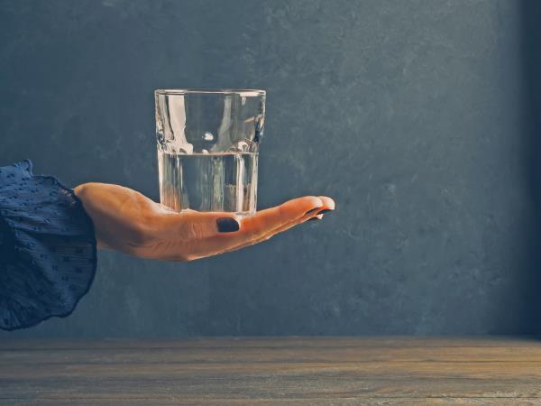 Zakaj je kozarec vode pred spanjem ena najpametnejših navad, ki jih lahko uvedete nocoj
